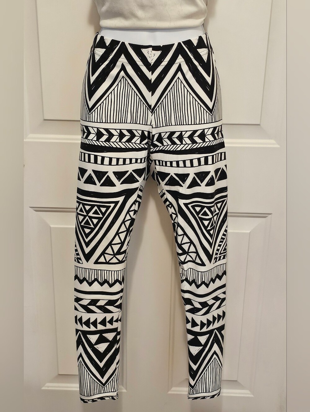 Gearbunch Black & White Tribal Aztec Graphic Print Leggings Size M
